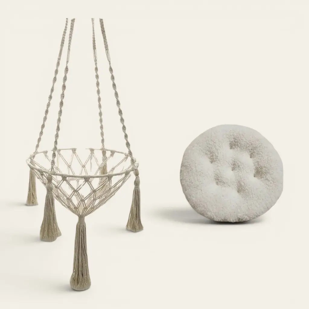 Panier pour chat suspendu livré avec coussin rond en peluche douce pour créer un nid confortable et chaleureux.