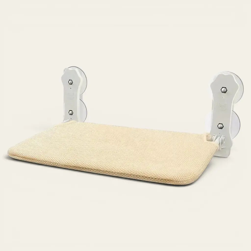Perchoir pour chat beige à suspendre sur fenêtre avec ventouses robustes et surface de repos confortable.
