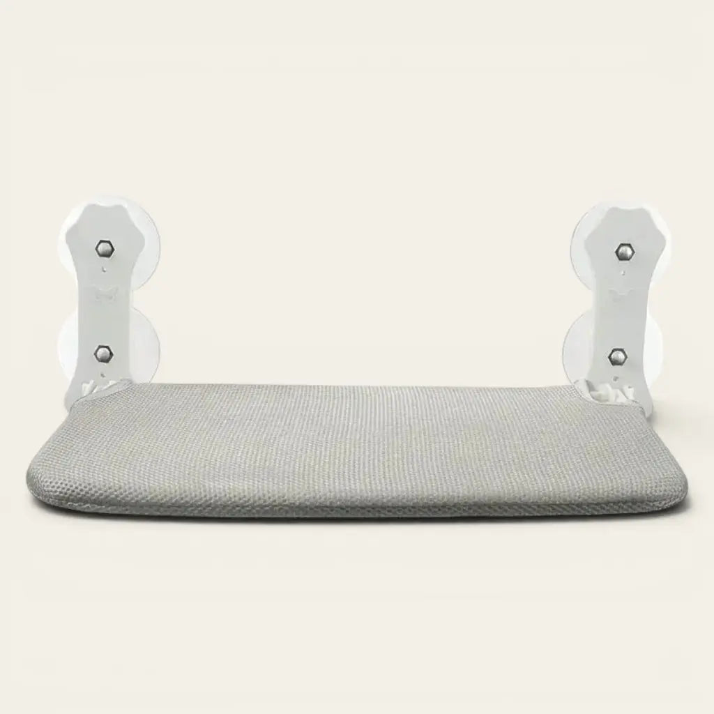 Perchoir pour chat de fenêtre gris avec fixation par ventouses renforcées pour observer l'extérieur confortablement.