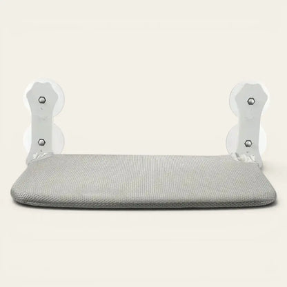 Perchoir pour chat de fenêtre gris avec fixation par ventouses renforcées pour observer l'extérieur confortablement.