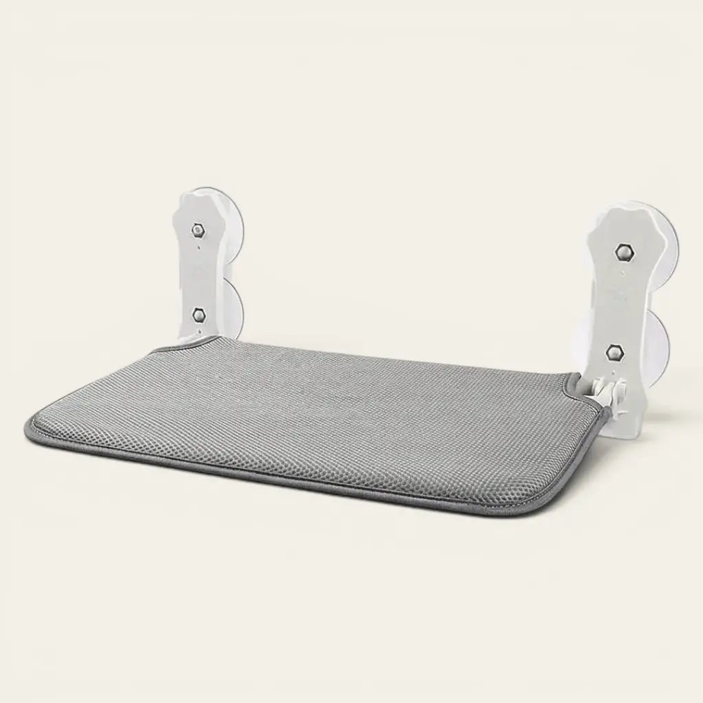 Perchoir pour chat gris clair fixé à une vitre grâce à un système de ventouses sécurisé et stable.