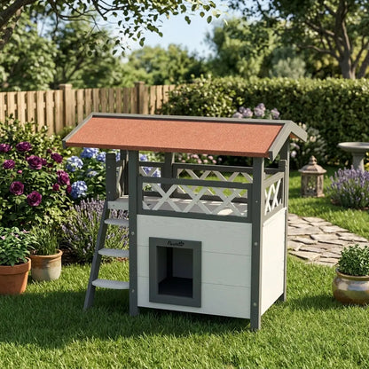 Petite niche extérieure en bois installée dans un jardin pour offrir au chat un refuge calme et harmonieux.