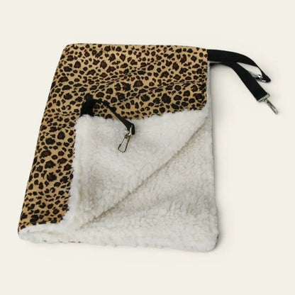 Transat pour chat motif léopard avec doublure moelleuse et attaches renforcées pour cage ou support.