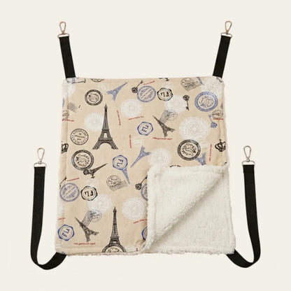 Transat pour chat motif Paris avec doublure en peluche douce et sangles réglables pour une installation sécurisée.
