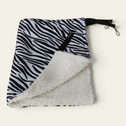 Transat pour chat motif zèbre avec intérieur doux en peluche offrant un espace de repos suspendu confortable.